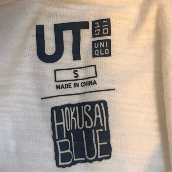 uniqlo 🎉rare🎉hokusai blue japanese theme white tshirt with front pocket - Picture 12 of 13